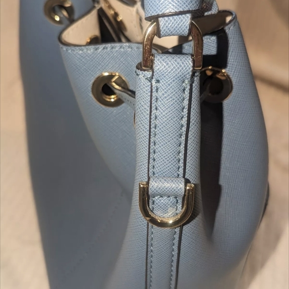 AUTH Michael Kors Greenwich Saffiano Leather Bucket Bag. - Picture 6 of 12